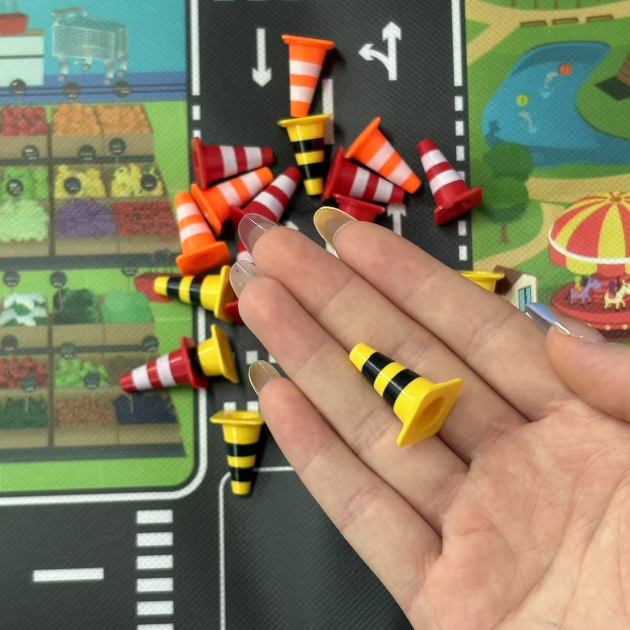 مجموعة لعب إشارات المرور الصغي - مراجعة Party Games Mini وسعره