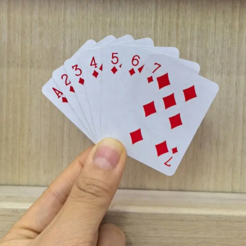 بطاقات لعب صغيرة بحجم 3.3 × 5. - مراجعة Party Games Mini وسعره